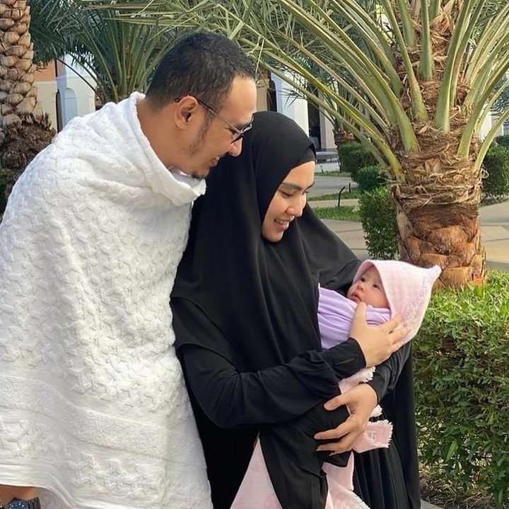 <div>Menurut Kartika Putri, Khalisa termasuk bayi yang anteng saat diajak bepergian, termasuk saat umrah kali ini. (Foto: Instagram @kartikaputriworld)</div>