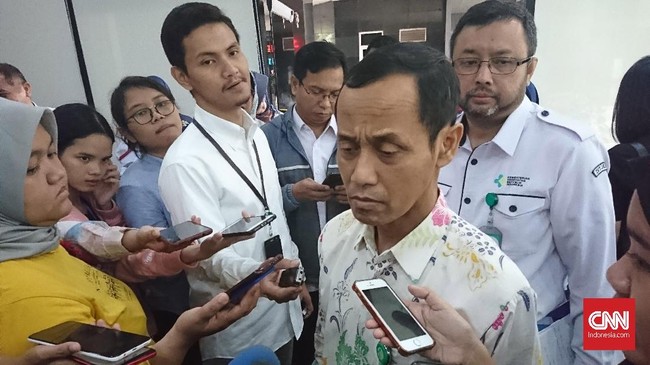 Petugas menyemprotkan disinfektan ke semua alat yang digunakan oleh WNI saat menjalani karantina di Natuna setiap hari. 