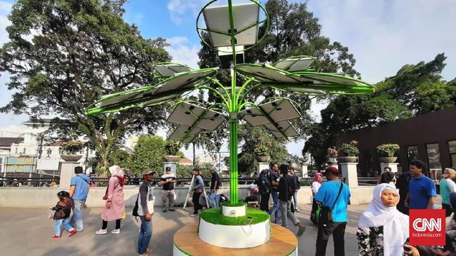 Pohon Bertenaga Matahari di Bandung, Bisa Buat Cas Ponsel