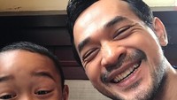 <p>Semoga selalu tersenyum bahagia, Oka dan anak-anak! (Foto: Instagram @oks_antara)    </p>
