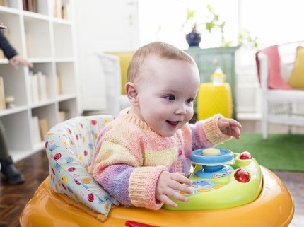 5 Mainan Bayi untuk Bantu Si Kecil Belajar Berdiri dan Berjalan