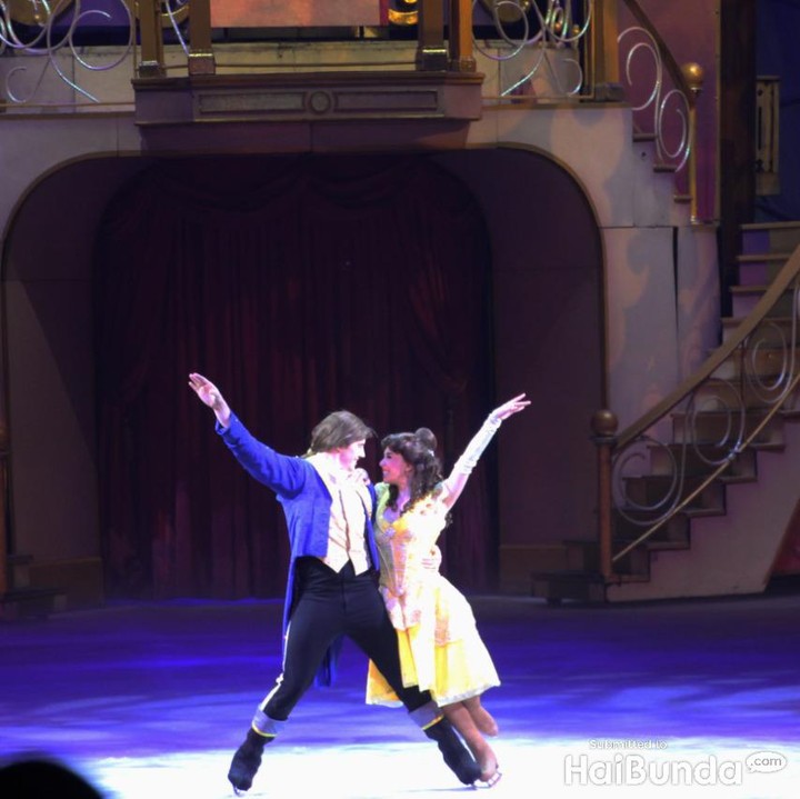 <p>Tidak cuma Mickey Mouse, para Princess juga hadir lho untuk menghibur anak-anak. Salah satunya Princess Belle yang berdansa dan berseluncur di atas es bersama pangeran. (Foto: HaiBunda)</p>