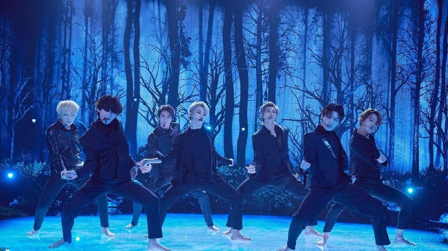BTS tampil menghebohkan dengan bertelanjang kaki saat menampilkan lagu Black Swan, kira-kira apa ya alasannya?