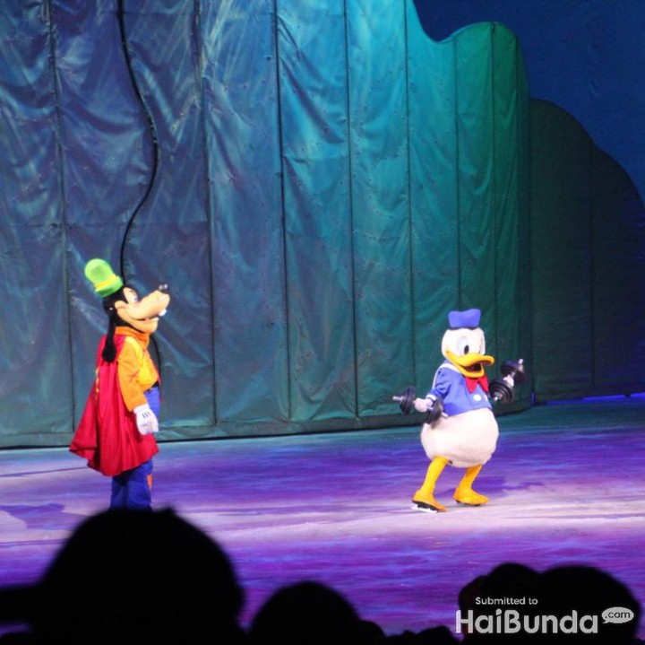 <p>Pertunjukan dibuka dengan karakter Disney yang ada sejak zaman dulu, seperti Donald Duck dan Mickey Mouse. Mereka hadir dan menyapa dengan hangat kepada anak-anak yang menonton. (Foto: HaiBunda)</p>