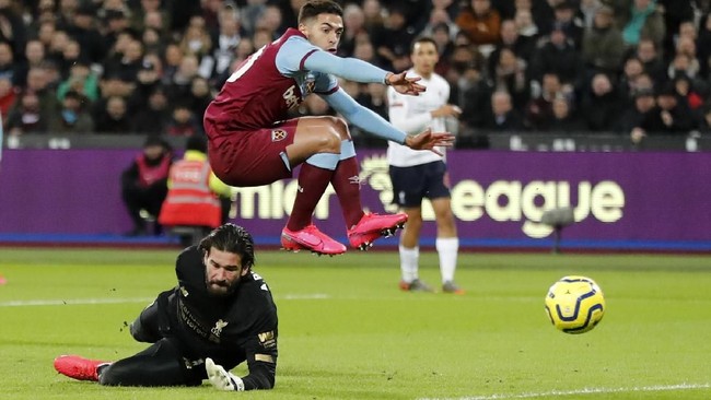 West Ham sepintas tampak sepele bagi Liverpool, namun klub medioker itu tercatat pernah menang atas pemimpin klasemen Liga Inggris.
