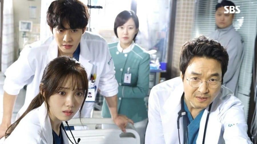 Drakor Dr. Romantic 2 berhasil pertahankan rating drama Korea sejak pertama kali penayangannya. Di episode terbarunya, drama itu berhasil meraih lebih dari 20%.