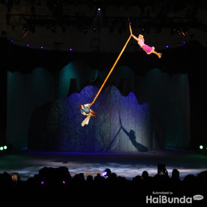 <p>Rapunzel dan pangeran terbang dan melayang menggunakan sebuah kain. Ceritanya, kain tersebut adalah rambut Rapunzel. (Foto: HaiBunda)</p>