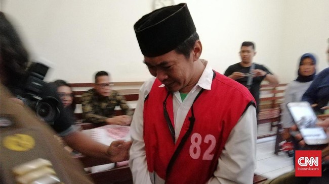 PNS asal Pemkot Surabaya, Syamsul Arifin divonis lima bulan tapi langsung bebas karena sudah menjalani masa tahanan saat jadi tersangka dan terdakwa.
