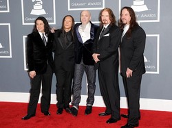 Jelang Konser Dream Theater, Drumer Mike Mangini Sudah Tiba di Solo