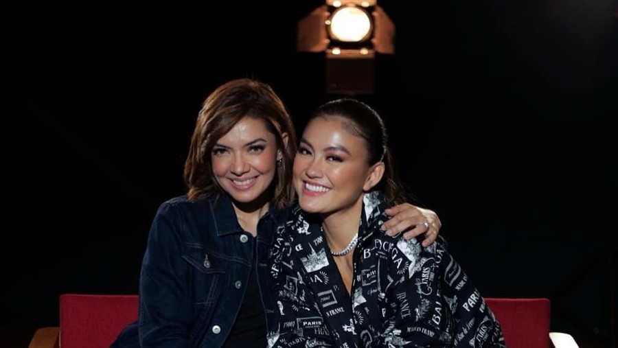 Najwa Shihab dan Agnez Mo membuat penasaran netizen karena terlihat foto bersama sambil tertawa.