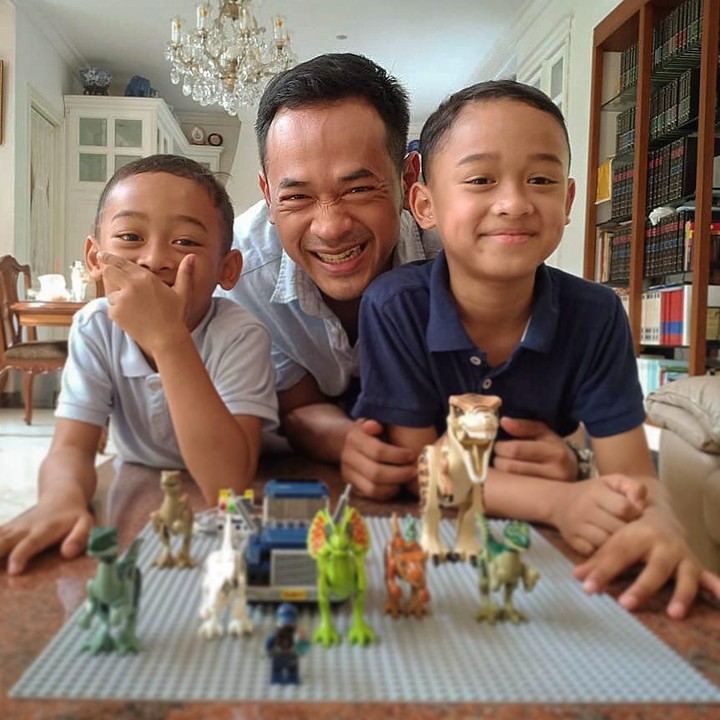 <p>Dua jagoan kecil Oka ini wajahnya mirip sang ayah banget ya? (Foto: Instagram @oks_antara)</p>