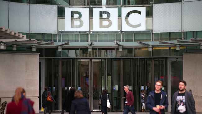 Kantor berita BBC akan melakukan PHK terhadap 450 pegawai untuk fokus ke jurnalisme digital.