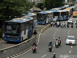 Suasana Kepanikan Penumpang Saat Bus TransJakarta Terhenti di Rel KA