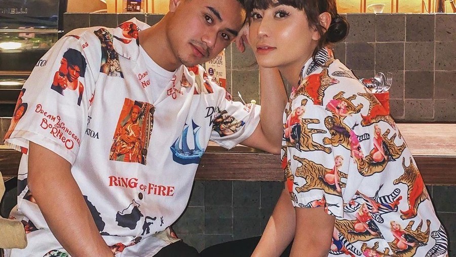 Selebgram Awkarin lagi kasmaran dengan Sabian Tama. Ia terbilang cukup rajin mengunggah momen mesra dengan kekasihnya yang satu ini.