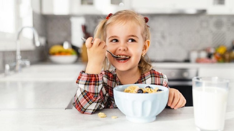 Sereal menjadi menu sarapan favorit beberapa anak, Bunda. Lalu apakah sereal memiliki kandungan nutrisi yang sehat dan baik untuk memenuhi kebutuhan anak?