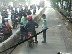 Masuk Busway, Mau Pelat Merah atau Hitam Sanksinya Sama