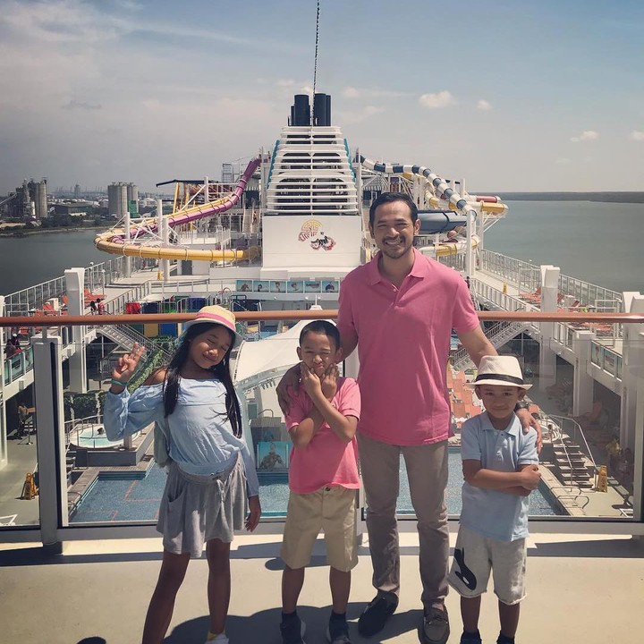 <p>Tiga anak Oka dan Rara diberi nama Akshara Isaka Raia, Narasima Ruga, dan Yuri Kamayusa. (Foto: Instagram @oks_antara)</p>