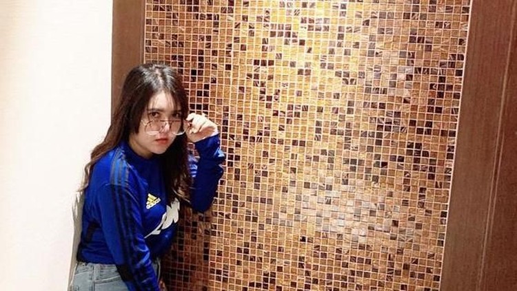 Via Vallen posting foto pipinya yang chubby dan makin berisi, netizen banyak yang memuji makin cantik. Tapi, kok ada yang bilang Via mirip Tina Toon.