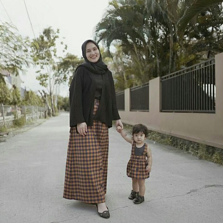 <span style="color: #500050; font-family: Arial, Helvetica, sans-serif; font-size: small;"> Ibu dan anak ini kerap berpakaian dengan konsep dan warna senada, kompak banget ya. (Foto: Instagram @dwihandaanda)</span>