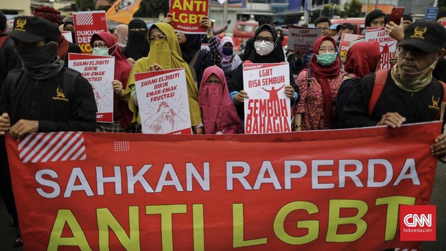 DPRD Jabar menggulirkan wacana Raperda untuk perlindungan keluarga terkait isu LGBT. Inisiatif ini disebut merespons keresahan masyarakat.