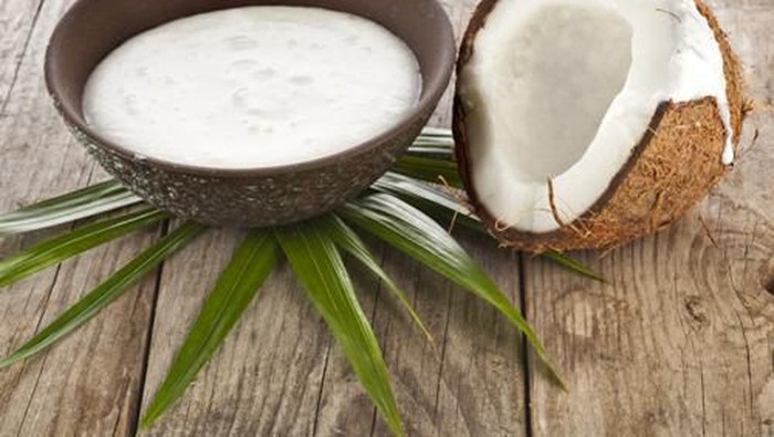 Manfaatkan Santan untuk Mengatasi Rambut Rontok