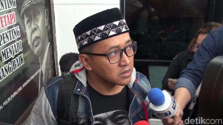 CCTV Lina pingsan beredar. Teddy Pardiyana lalu menyebut Rizky Febian justru sudah melihat kondisi penuh jenazah sang ibu.