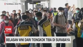 VIDEO: Belasan WNI dari Tiongkok Tiba di Surabaya