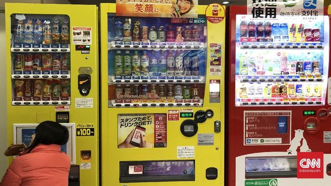 Mesin minuman kaleng hampir selalu ada di seantero Jepang. Mesin menyediakan beragam minuman yang menyegarkan.