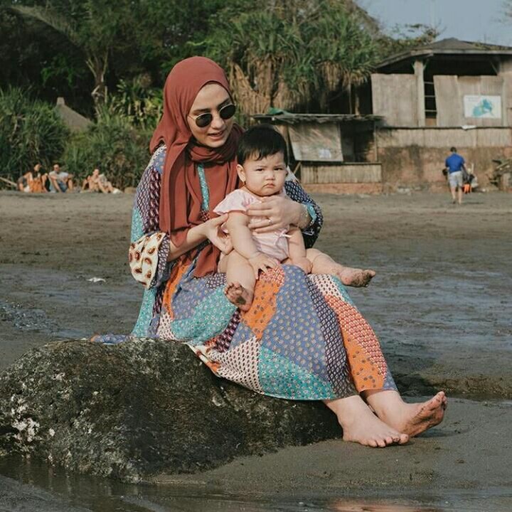 Lagi main di pantai, tapi kok cemberut Baby Freya? He-he-he. Gemas banget ya, Bunda. (Foto: Instagram @dwihandaanda)<div class="yj6qo"> </div><div class="adL"> </div>
