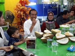 5 Momen Seru Presiden Jokowi Cicipi Durian Lokal
