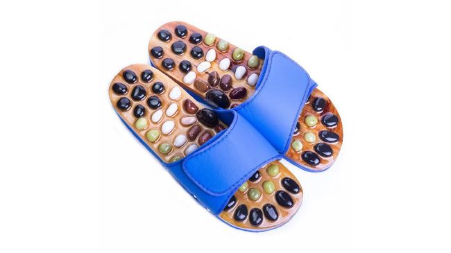 Sandal yang diprediksi bakal tren di 2020 bukanlah sandal yang cantik atau elegan, melainkan sandal pijat refleksi yang biasanya dipakai orang tua.