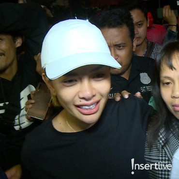 Dijemput Polisi, Nikita Mirzani Santai Ditemani Sahabat