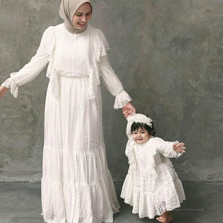 <span style="color: #222222; font-family: Arial, Helvetica, sans-serif; font-size: small;">Cantik sekali ya, Bunda Dwi dan Baby Freya dengan balutan gaun putih ini. (Foto: Instagram @dwihandaanda)</span>