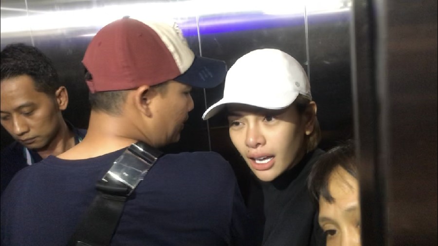 Nikita Mirzani Diserahkan ke Kejaksaan, Anak Bungsu Ikut? Nikita Mirzani akan diserahkan ke Kejaksaan Negeri Jakarta Selatan, hari ini, Senin (3/2).