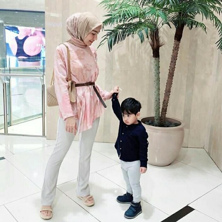 <span style="color: #222222; font-family: Arial, Helvetica, sans-serif; font-size: small;">Dalam waktu dekat, Baim akan akan dapat adik lho, Bunda. Saat ini Melody sedang hamil anak kedua. (Foto: Instagram @melodyprima)</span>