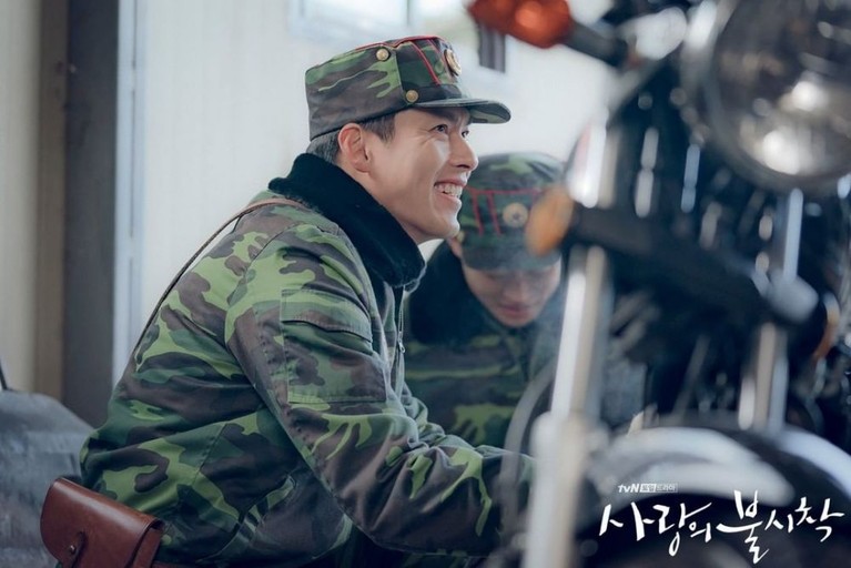 'Crash Landing on You' Tamat, Lesung Pipi Hyun Bin Bakal Bikin Kangen Drama Korea Crash Landing on You telah berakhir. Lesung pipi milik Hyun Bin pastinya akan dirindukan, berikut ini fotonya yang bikin kangen.