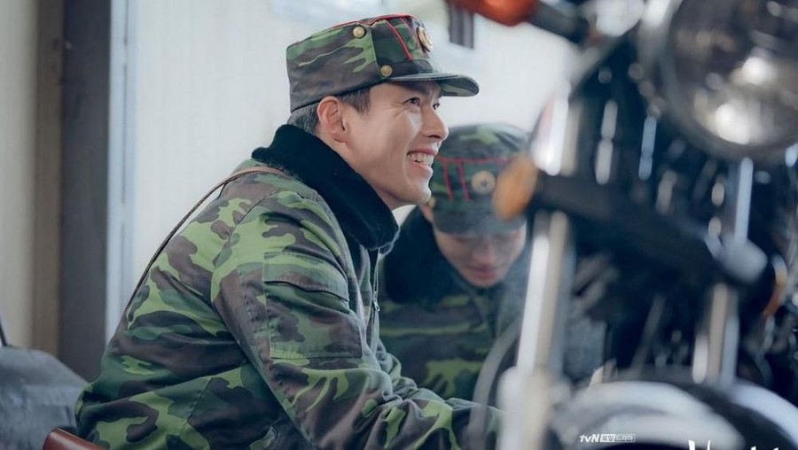 Hyun Bin Belajar Aksen Korea Utara 3 Bulan Fakta-fakta drama korea Crash Landing On You yang berhasil memecahkan rekor rating tertinggi sepanjang sejarah.