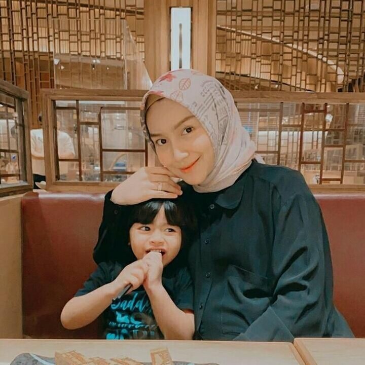 <span style="color: #500050; font-family: Arial, Helvetica, sans-serif; font-size: small;">Ada makanan di depan, tapi kok yang dimakan sumpit? Lucu banget nih Baim. (Foto: Instagram @melodyprima)</span>