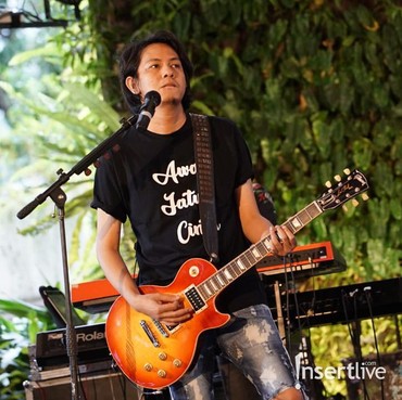 Ternyata, Cinta Gitaris Armada Pernah Tiga Kali Ditolak Sang Istri