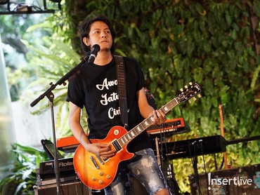 Ternyata, Cinta Gitaris Armada Pernah Tiga Kali Ditolak Sang Istri