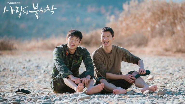 7 Momen Seru Bintang Crash Landing On You di Belakang Kamera Menjadi sorotan dan kontroversi, ini tujuh momen keseruan para pemain drama Korea Crash Landing On You di balik layar. Seperi apa keseruan mereka?