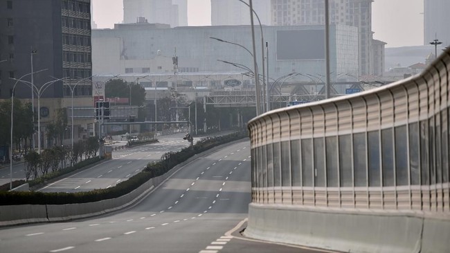 Warga Wuhan diminta untuk tetap berada di rumah saat aturan lockdown belum dicabut untuk mencegah risiko penyebaran gelombang kedua.