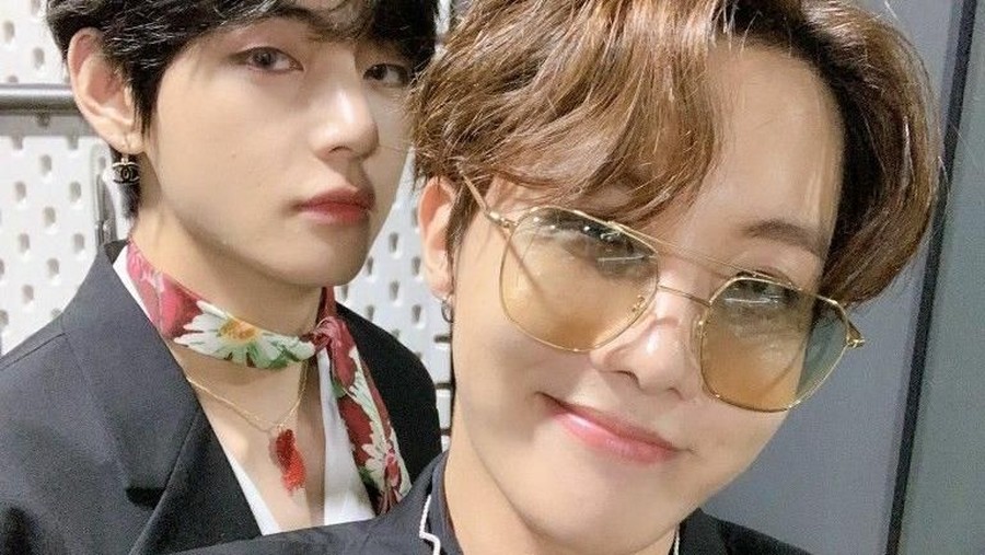 Saat tampil di The Late Late Show with James Corden membawakan lagu Black Swan, V BTS tidak sengaja menandang wajah J-Hope yang berada di belakangnya.