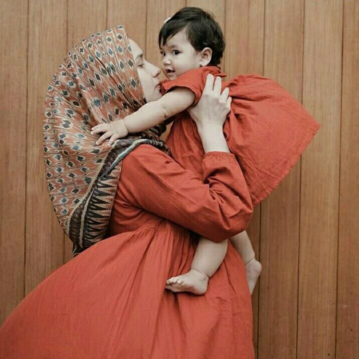 <span style="color: #500050; font-family: Arial, Helvetica, sans-serif; font-size: small;">Tajam sekali nih lirikan mata Baby Freya. (Foto: Instagram @dwihandaanda)</span>