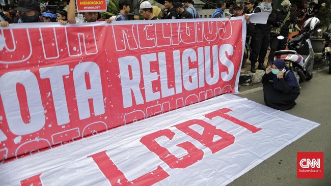 Pihak kepolisian masih mengusut dugaan aktivitas LGBT di sebuah bar atau kafe di Jaksel yang digerebek warga pada malam tahun baru lalu.