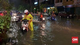 Hujan Deras, Sejumlah Jalan di Surabaya Banjir
