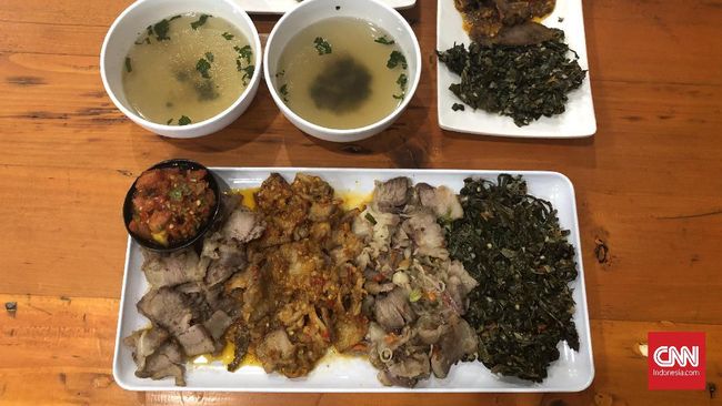 Aroma daging asap yang dipadukan dengan sambal pedas menggoda para penikmat kuliner. Makanan ini terkenal dengan nama se'i sapi.