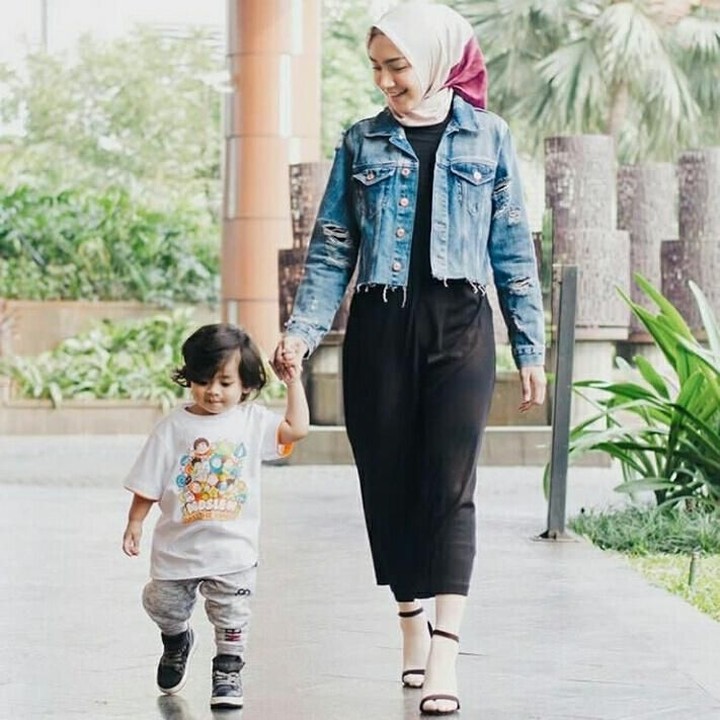 Mau kemana nih, Baim dan Bunda Melody? Gayanya keren banget. (Foto: Instagram @melodyprima)<div class="yj6qo"> </div><div class="adL"> </div>