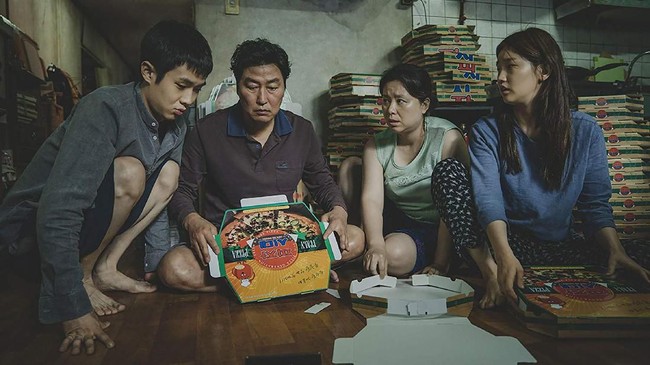 Jika berhasil melewati dua tembok rintangan, Parasite (2019) berpeluang jadi film Asia pertama yang memenangi Film Terbaik Piala Oscar.