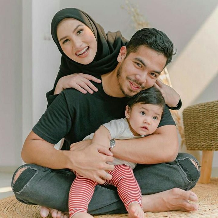 <span style="color: #222222; font-family: Arial, Helvetica, sans-serif; font-size: small;">Selebgram Dwi Handa menikah dengan Muhamad Putra Setia. Mereka dikaruniai seorang putri bernama Freya Kayonna Humaira. (Foto: Instagram @dwihandaanda)</span>